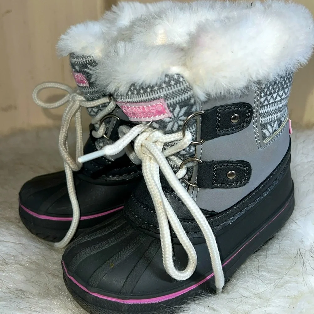 London Fog toddler boot. Size 6 Like new. Felt soles so less slippery  pink gray